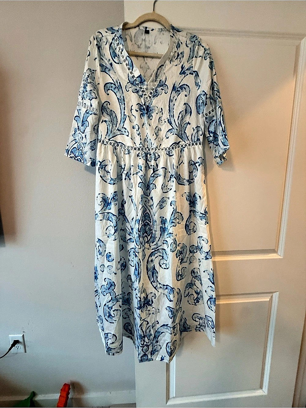 Paisley Midi Dress in White & Blue Size Small Like New